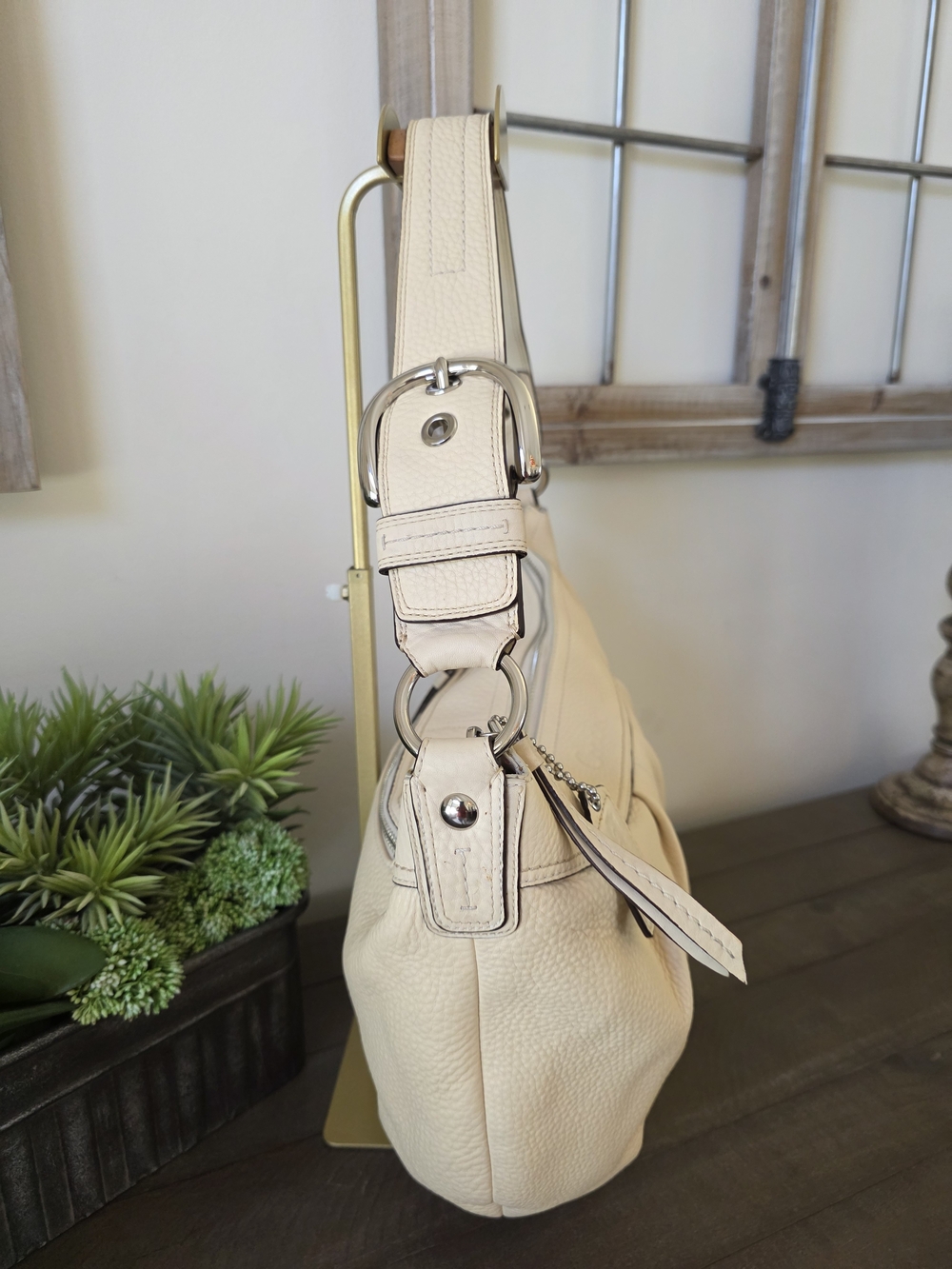 Coach Soho Pleated Hobo Shoulder Bag Buttercream Pebble Leather Buckle Y2K - Picture 4 of 16